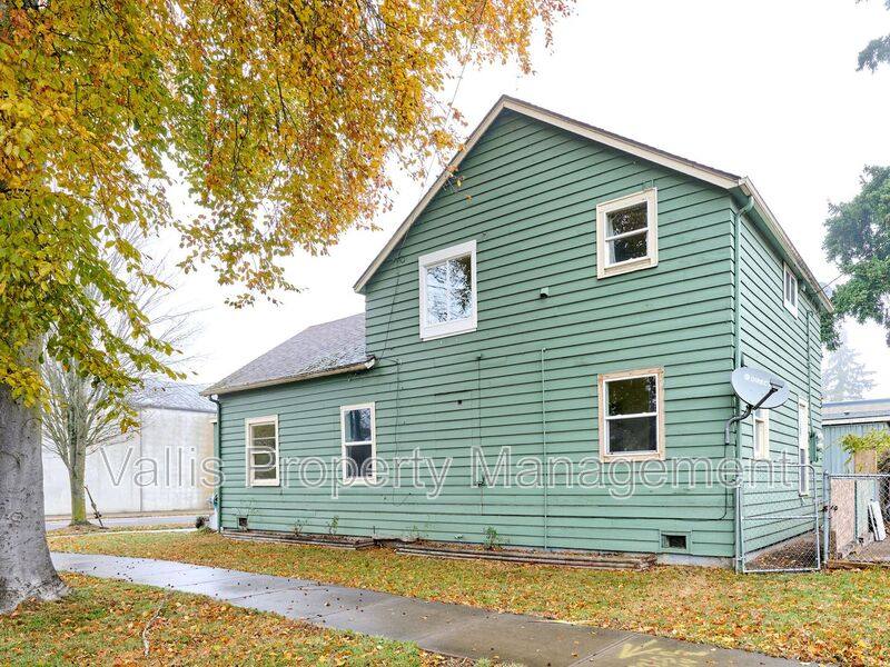 Apartment for rent at 1204 Commercial St NE #1, Salem, OR 97301