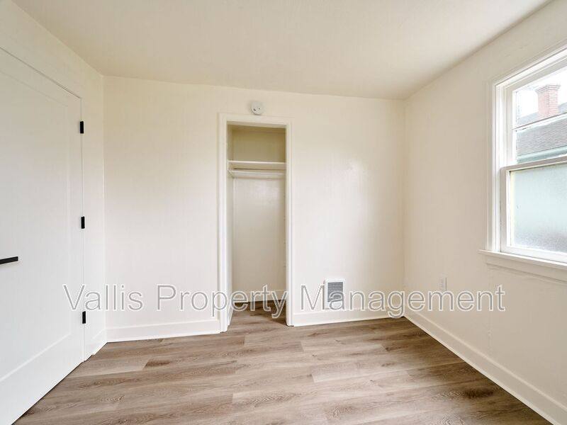Apartment for rent at 1204 Commercial St NE #1, Salem, OR 97301