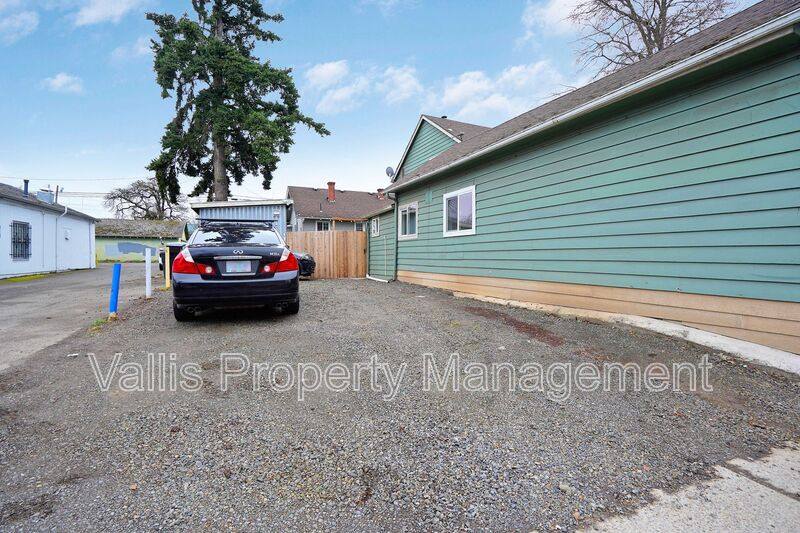 Apartment for rent at 1204 Commercial St NE #1, Salem, OR 97301