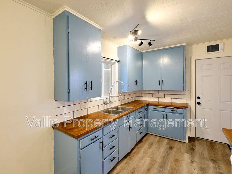 Apartment for rent at 1204 Commercial St NE #1, Salem, OR 97301