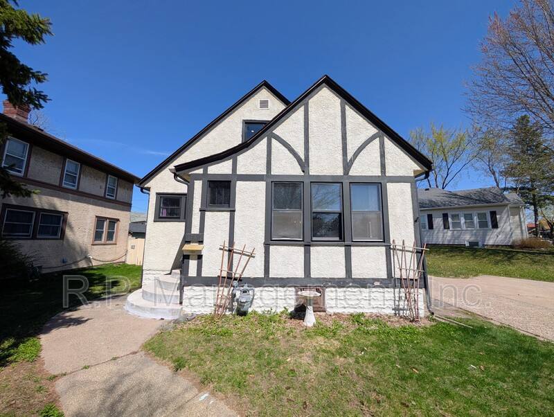 House for rent at 636 Gotzian St, Saint Paul, MN 55106