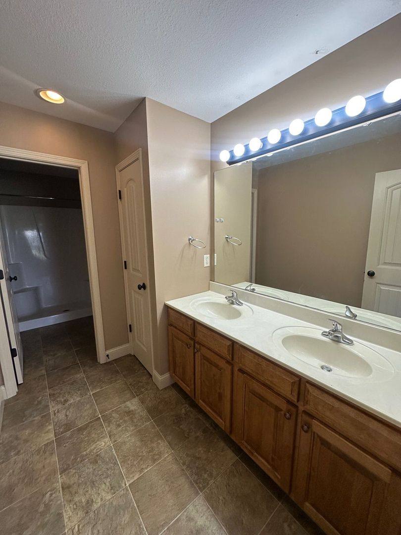 Townhouse for rent at 1604 S Division St, Mahomet, IL 61853