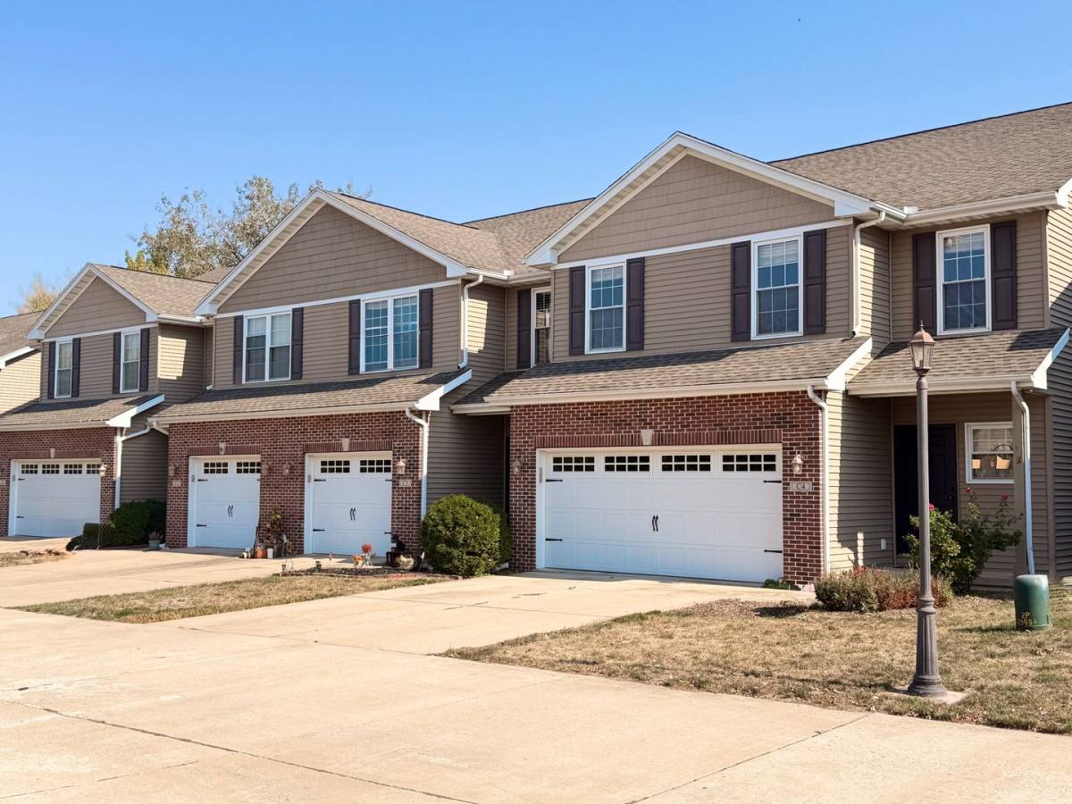 Townhouse for rent at 1604 S Division St, Mahomet, IL 61853