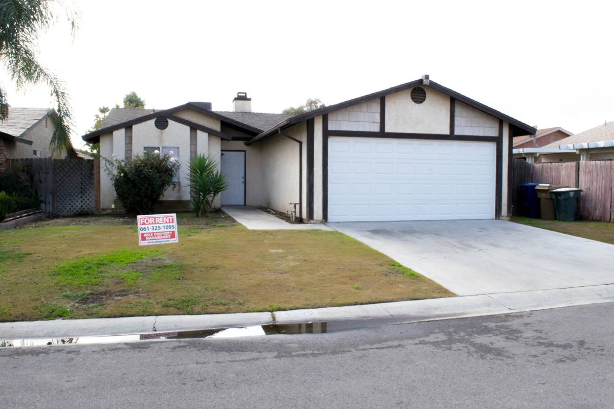 House for rent at 4809 Millbrook Way, Bakersfield, CA 93313