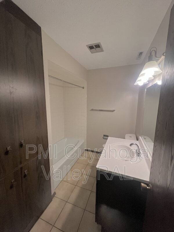 Apartment for rent at 1500 W Market St #14, Akron, OH 44313