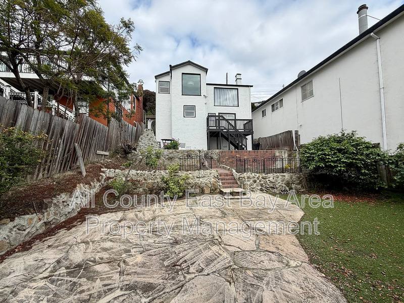 Apartment for rent at 716 Gateview Ave #2, Albany, CA 94706