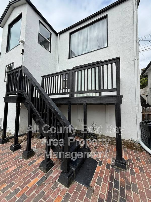 Apartment for rent at 716 Gateview Ave #2, Albany, CA 94706