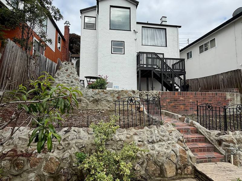 Apartment for rent at 716 Gateview Ave #2, Albany, CA 94706
