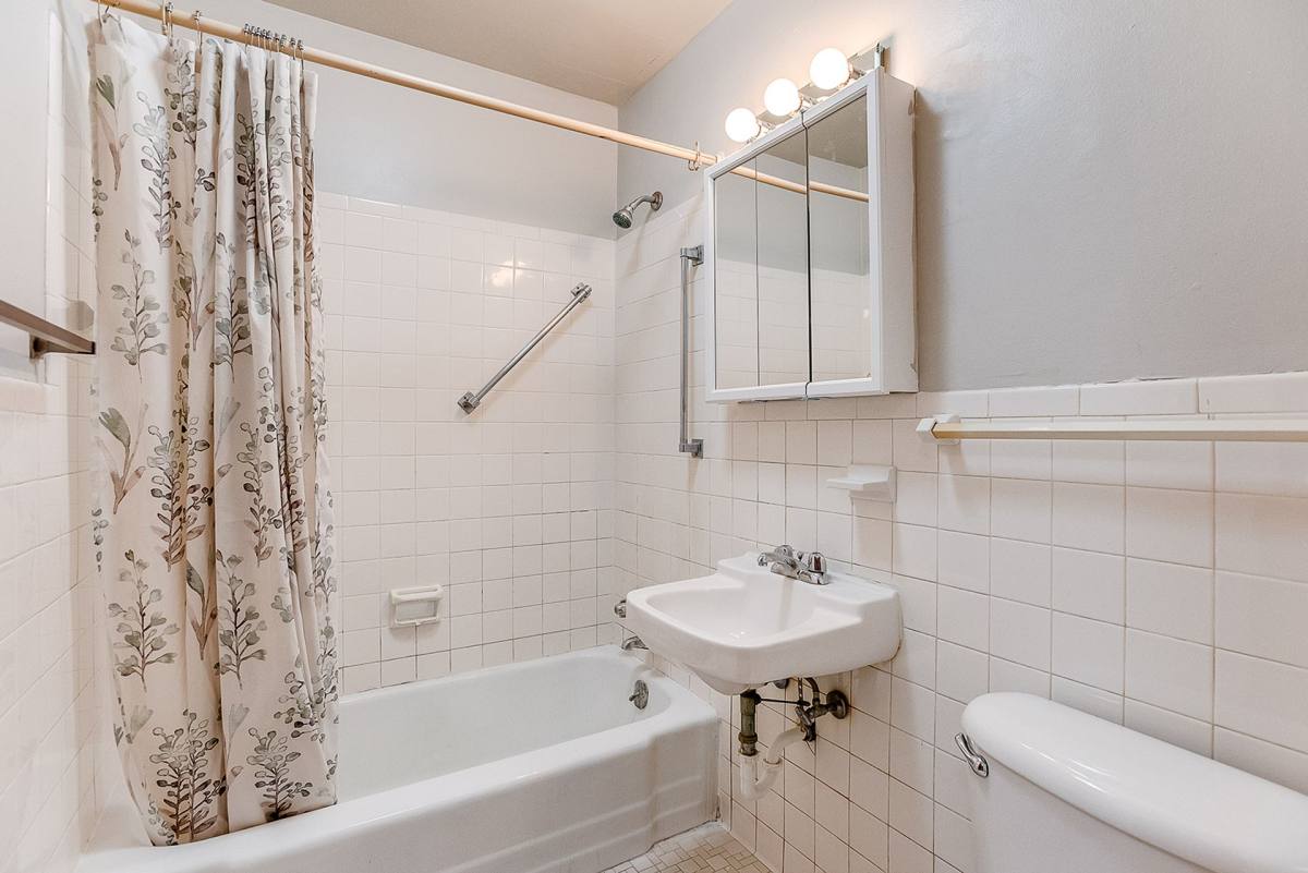 Townhouse for rent at 2421 Pillsbury Ave S, Minneapolis, MN 55404