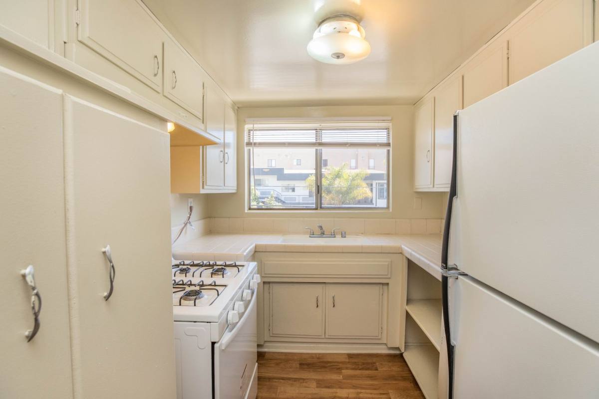 Apartment for rent at 963 S Barrington Ave #7, Los Angeles, CA 90049