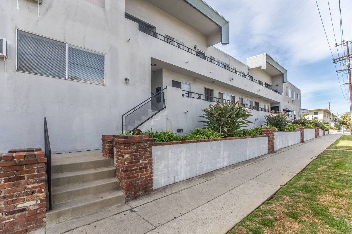 Apartment for rent at 963 S Barrington Ave #7, Los Angeles, CA 90049