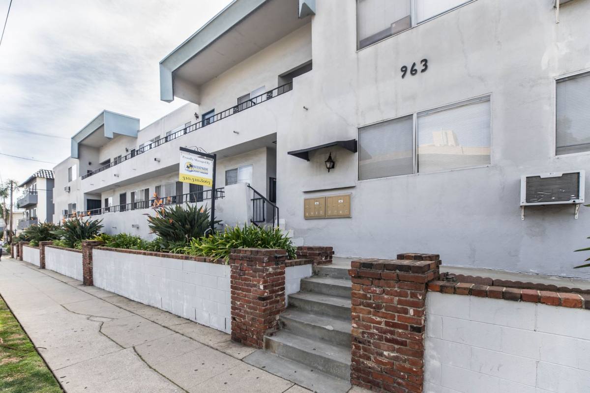 Apartment for rent at 963 S Barrington Ave #7, Los Angeles, CA 90049
