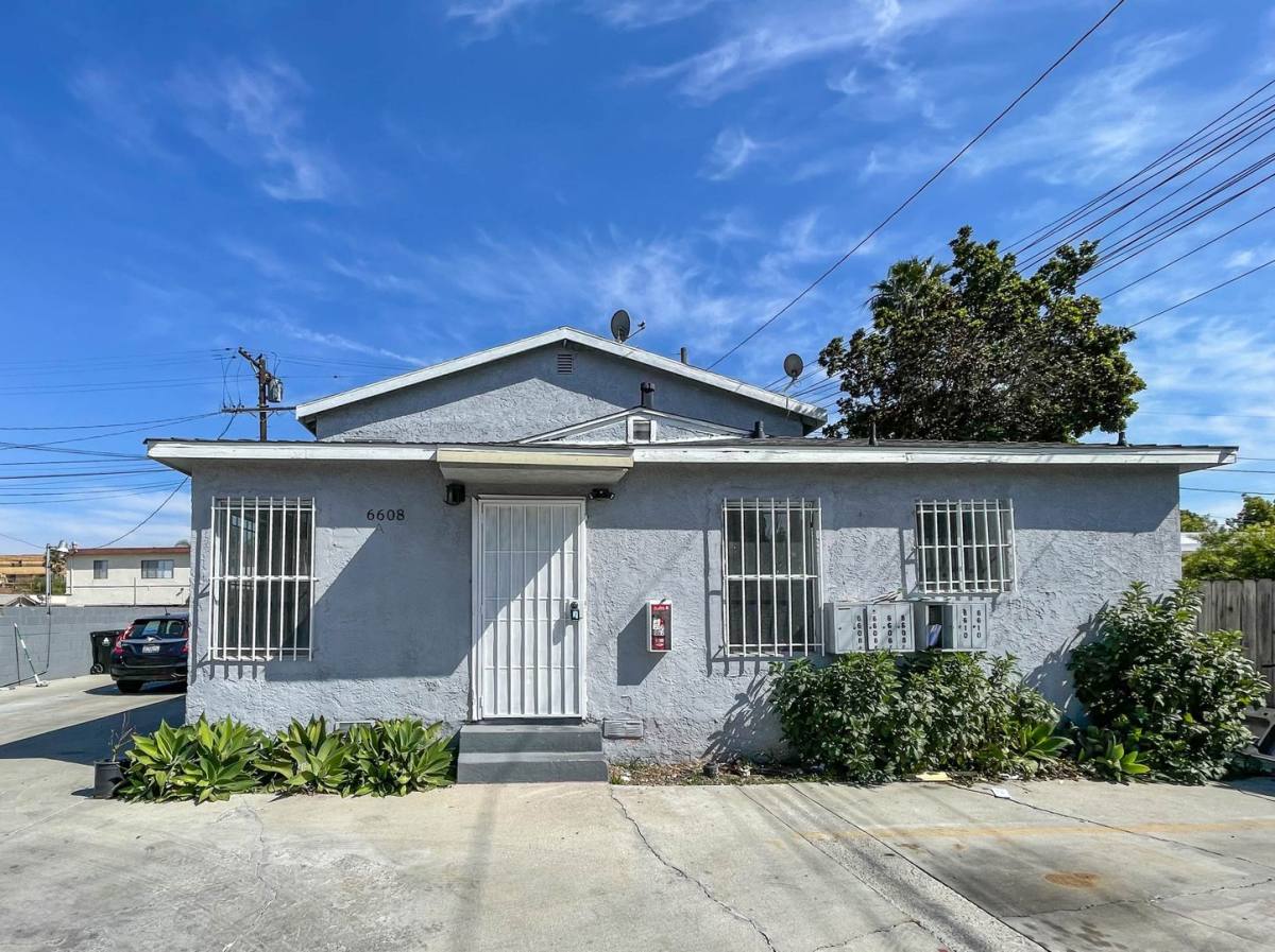 Apartment for rent at 6606-6610 Brynhurst Ave #6608 D, Los Angeles, CA 90043