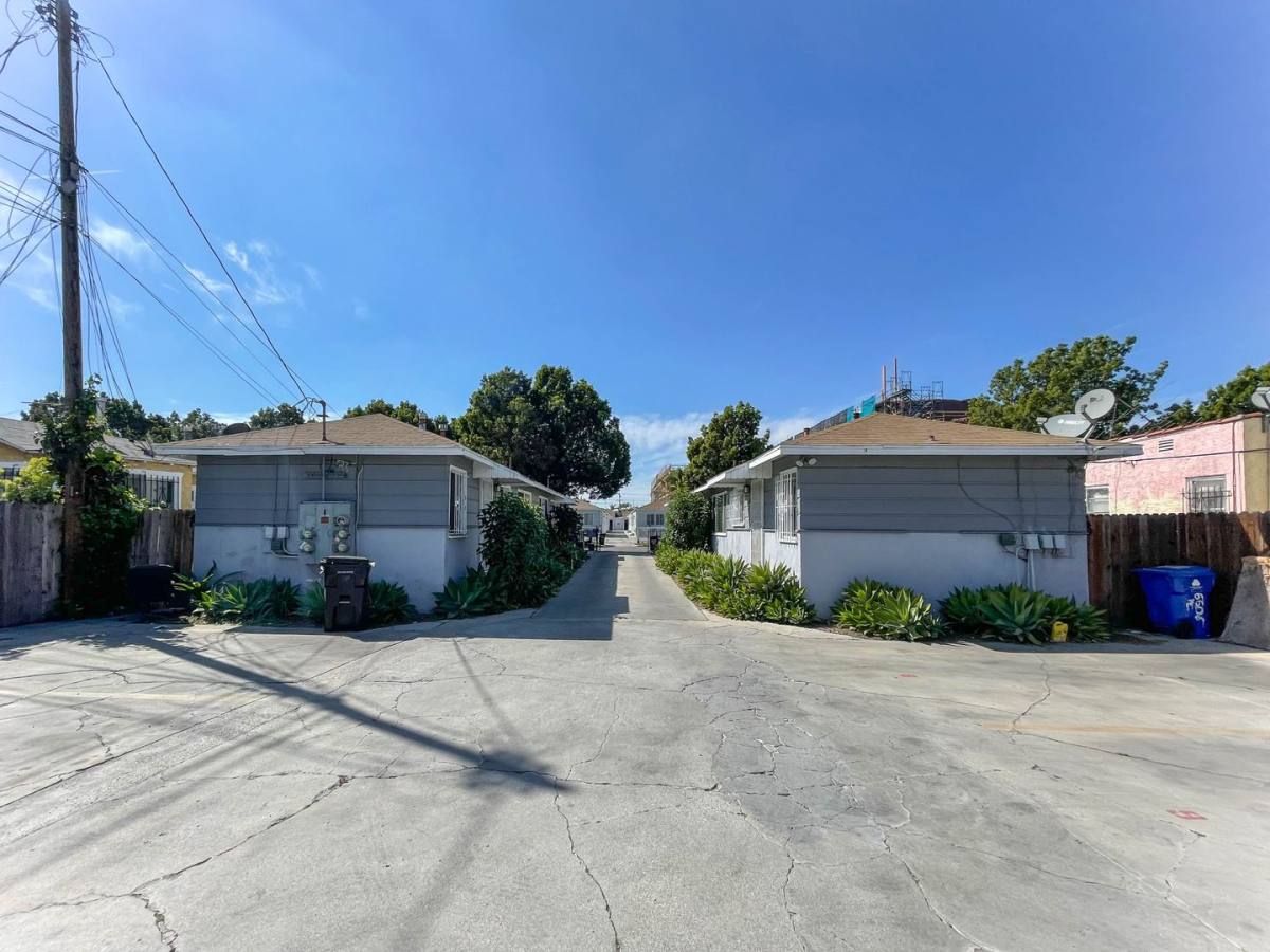 Apartment for rent at 6606-6610 Brynhurst Ave #6608 D, Los Angeles, CA 90043
