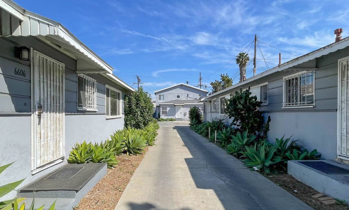 Apartment for rent at 6606-6610 Brynhurst Ave #6608 D, Los Angeles, CA 90043