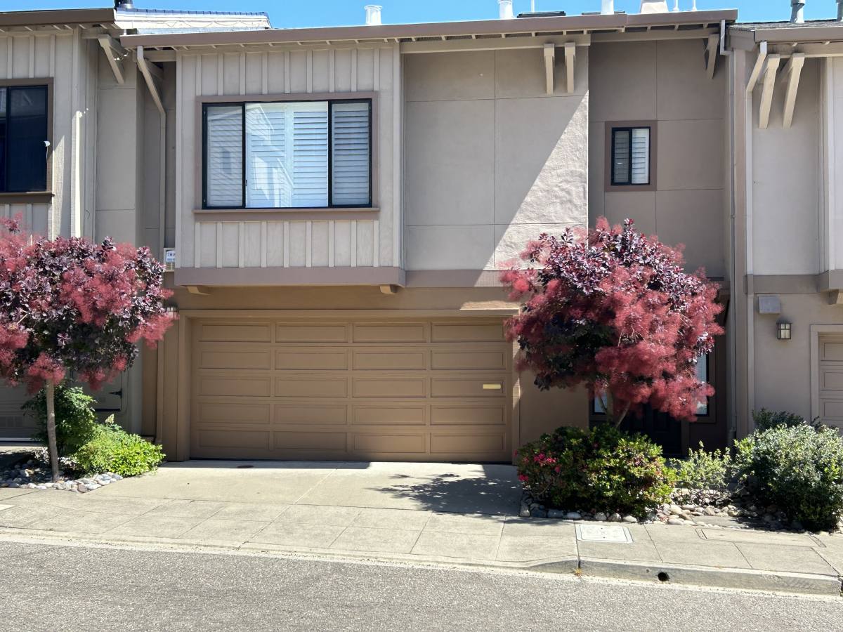 Townhouse for rent at 6676 Charing Cross Rd, Oakland, CA 94618