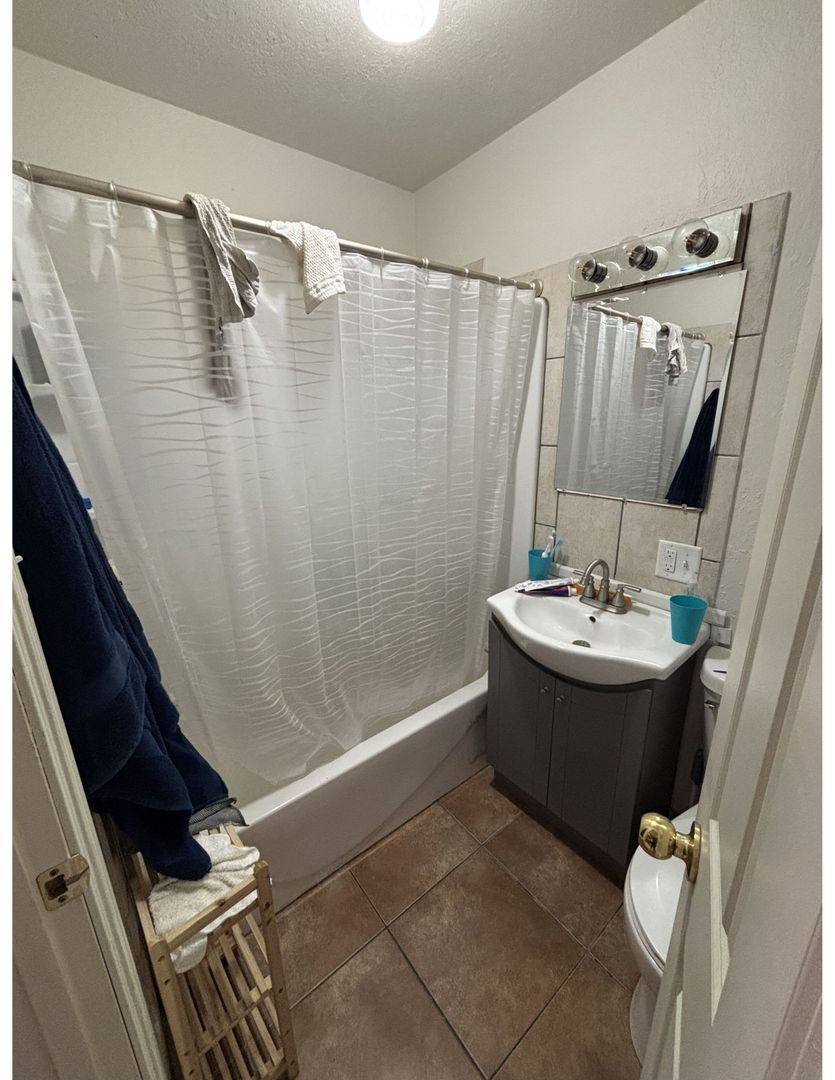 Apartment for rent at 927-927 1 2 Avon St, La Crosse, WI 54603