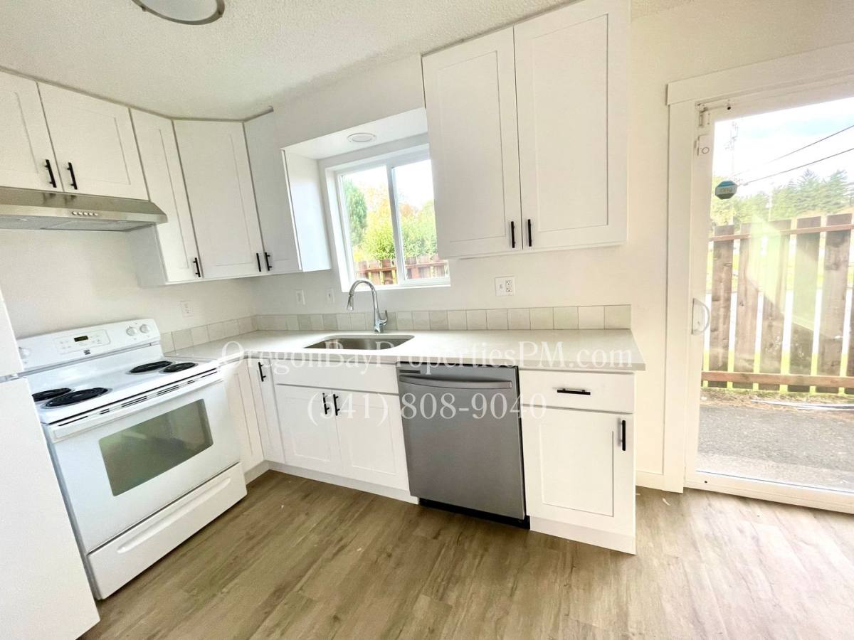 Townhouse for rent at 212 Laclair St, Coos Bay, OR 97420