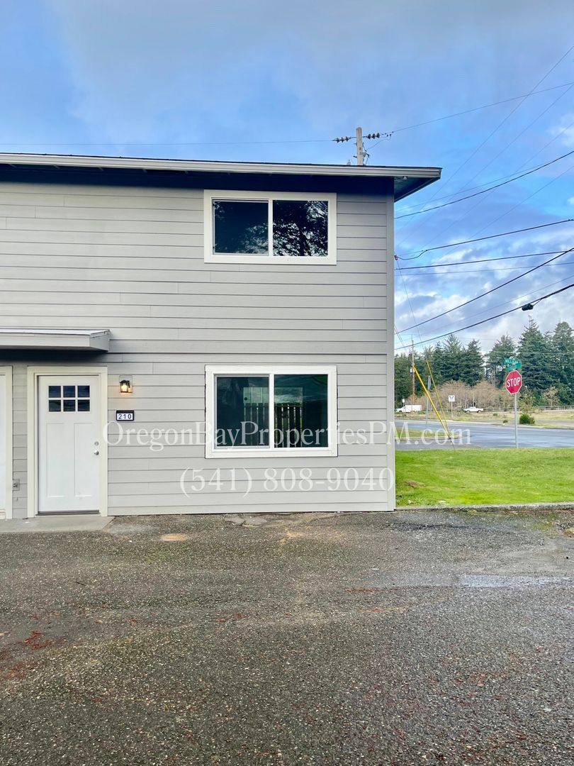 Townhouse for rent at 212 Laclair St, Coos Bay, OR 97420