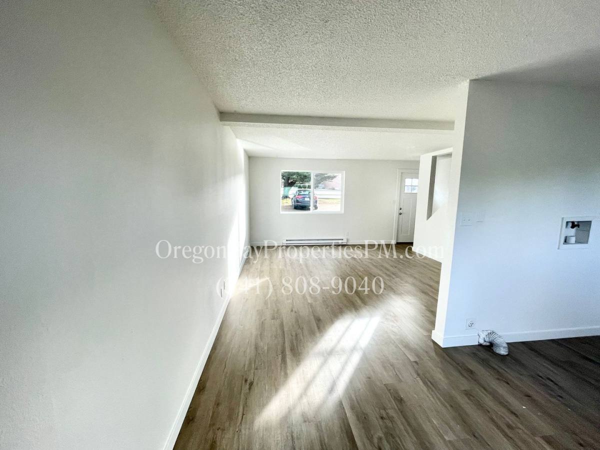 Townhouse for rent at 212 Laclair St, Coos Bay, OR 97420