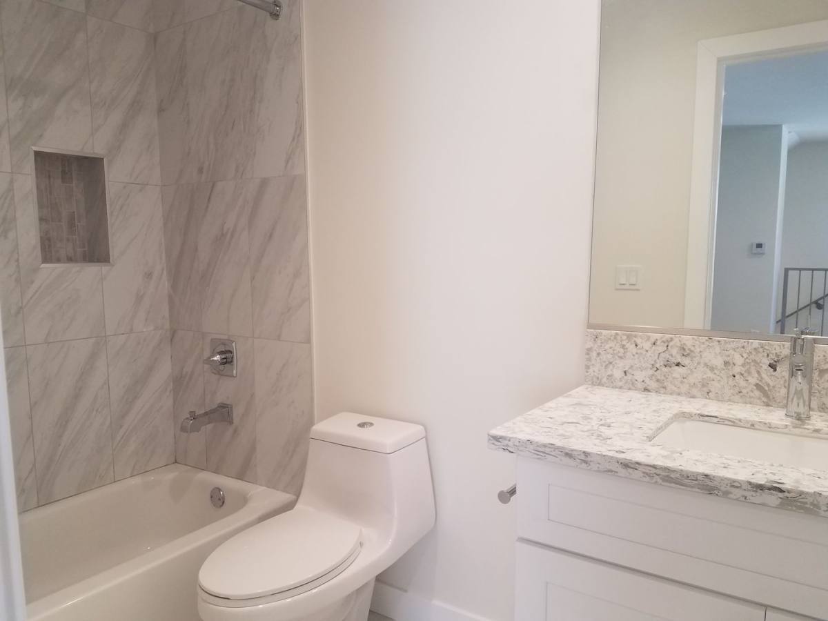 Apartment for rent at 1110 S Magnolia Ave, Los Angeles, CA 90006
