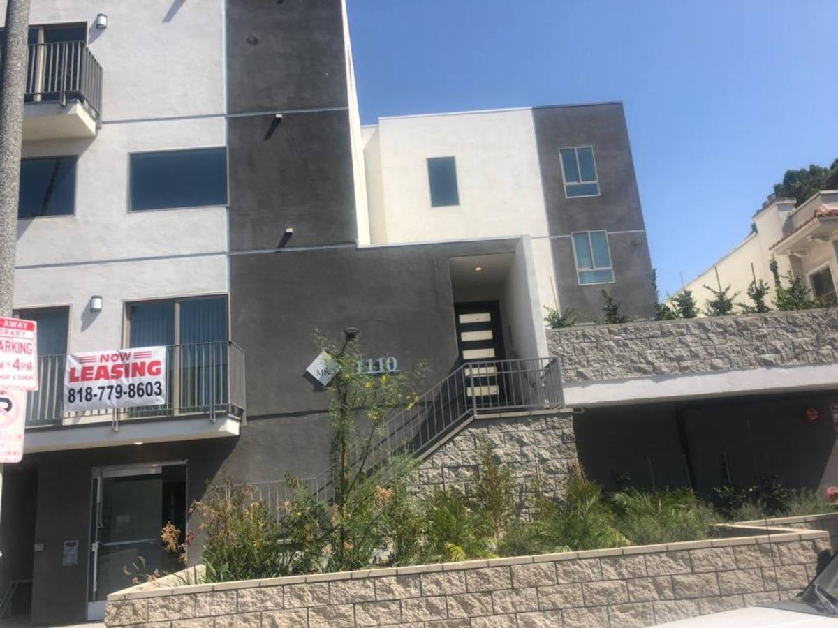 Apartment for rent at 1110 S Magnolia Ave, Los Angeles, CA 90006