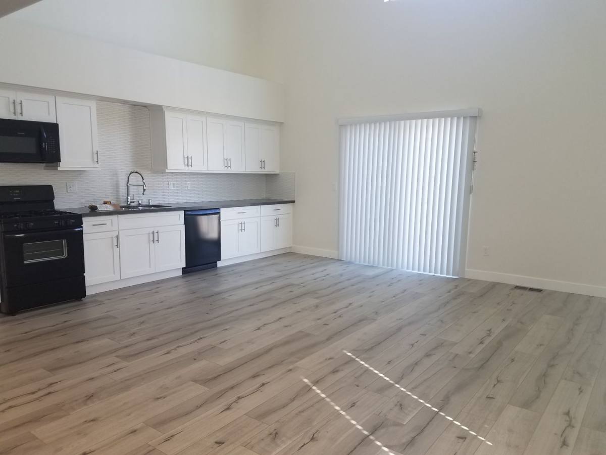 Apartment for rent at 1110 S Magnolia Ave, Los Angeles, CA 90006