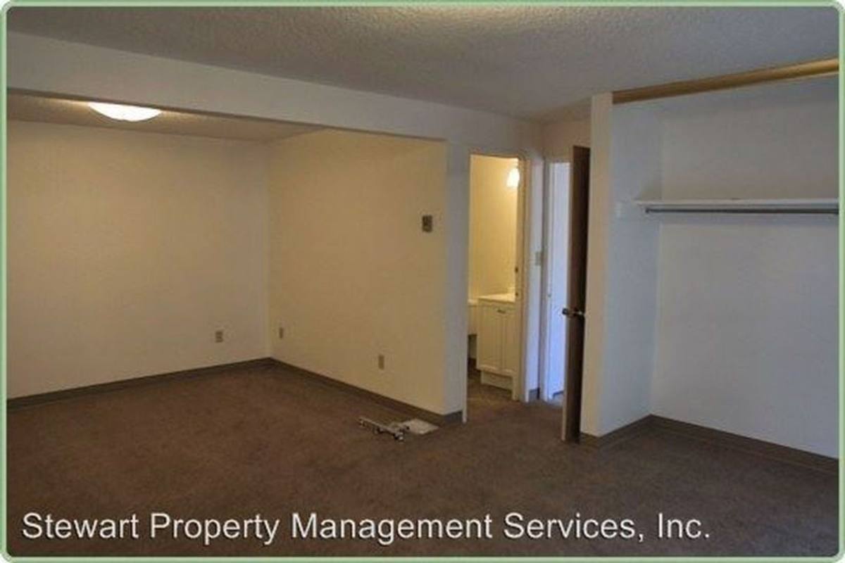 Apartment for rent at 812 & 814 St Francis, Klamath Falls, OR 97601