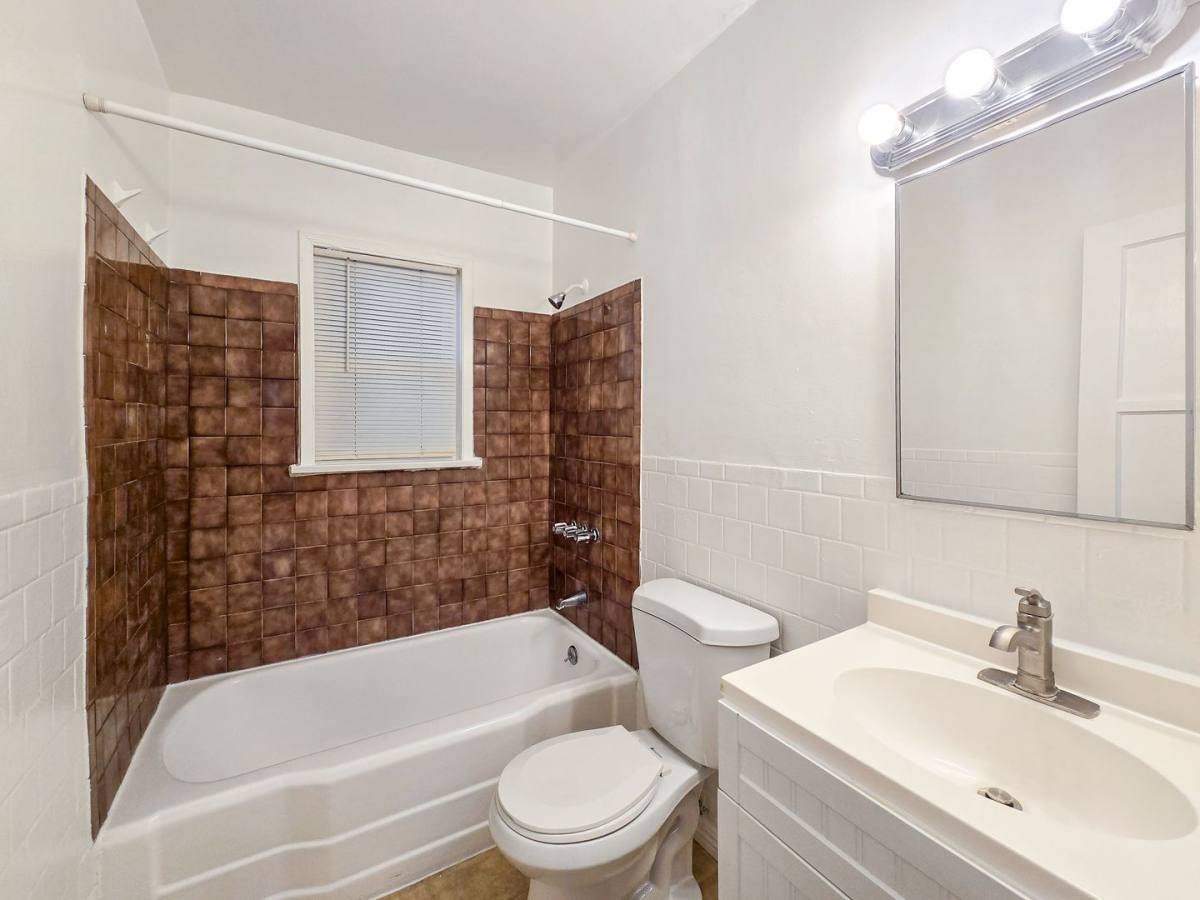 Apartment for rent at 1610 Grismer Ave, Burbank, CA 91504