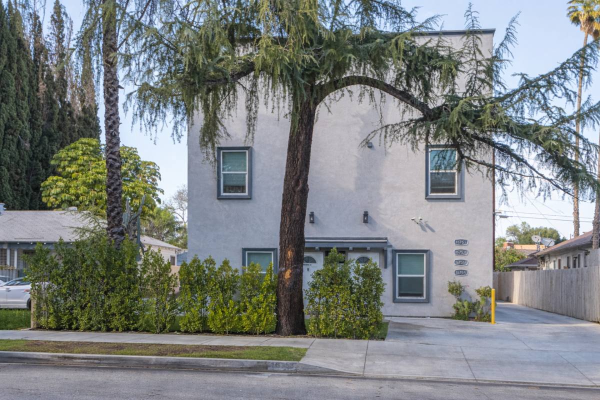 Townhouse for rent at 16753-16755 1 2 Sherman Way, Van Nuys, CA 91406