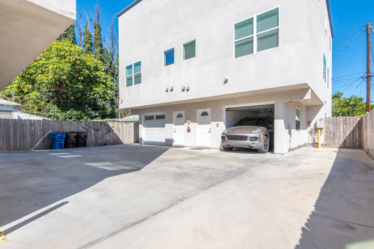 Townhouse for rent at 16753-16755 1 2 Sherman Way, Van Nuys, CA 91406