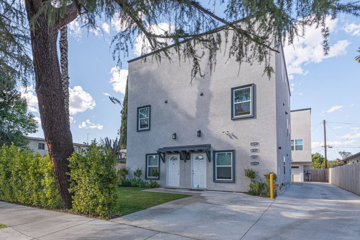 Townhouse for rent at 16753-16755 1 2 Sherman Way, Van Nuys, CA 91406