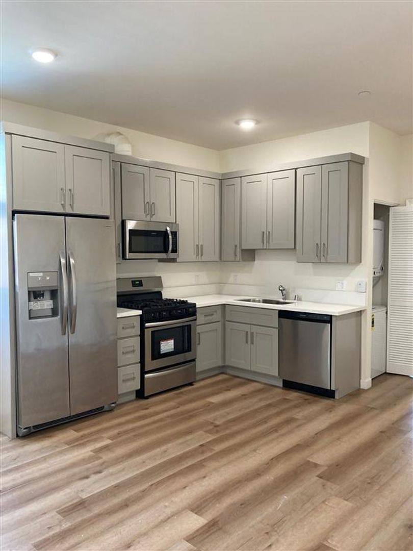 Townhouse for rent at 16753-16755 1 2 Sherman Way, Van Nuys, CA 91406