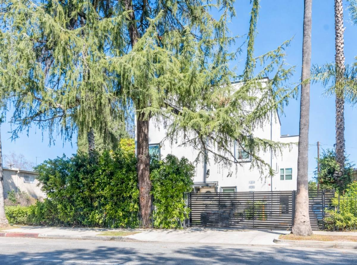 Townhouse for rent at 16753-16755 1 2 Sherman Way, Van Nuys, CA 91406