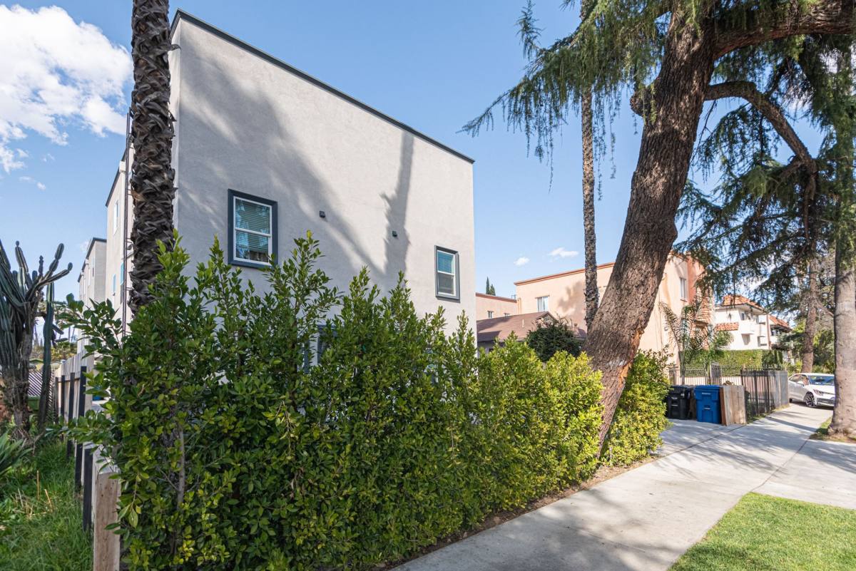 Townhouse for rent at 16753-16755 1 2 Sherman Way, Van Nuys, CA 91406