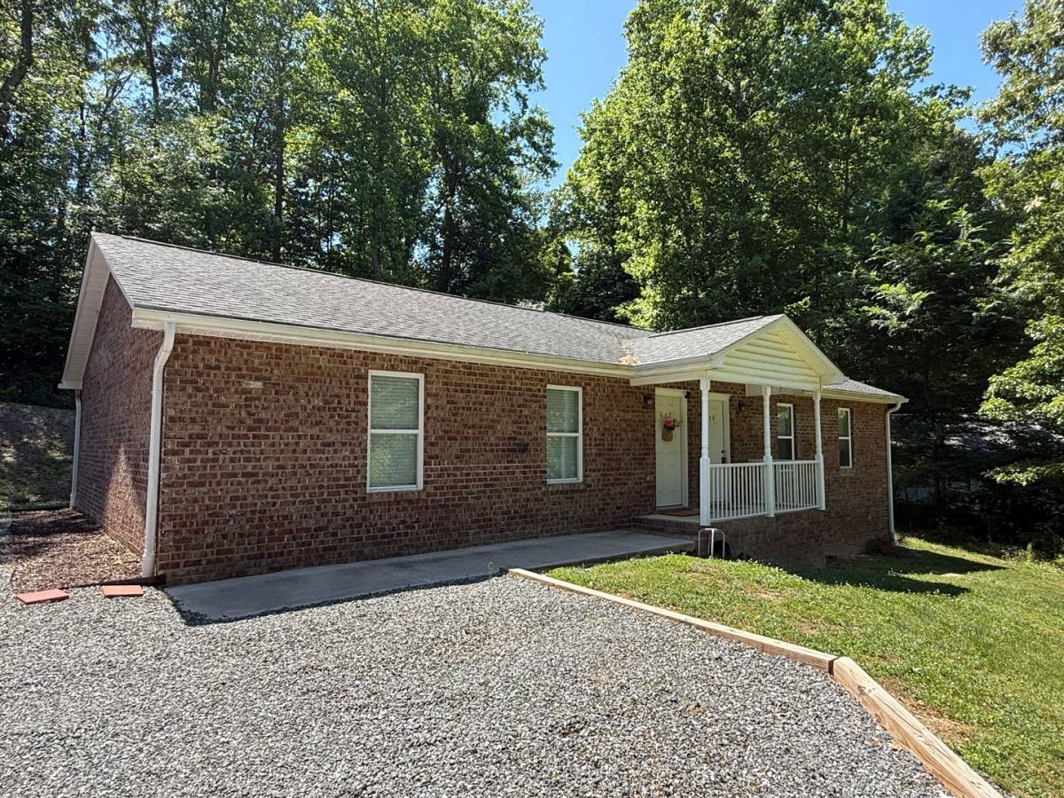 Apartment for rent at 909 N Flint St, Lincolnton, NC 28092
