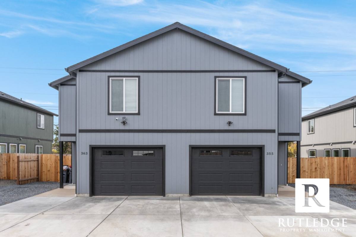 Townhouse for rent at 363 Lozier Lane, Medford, OR 97501