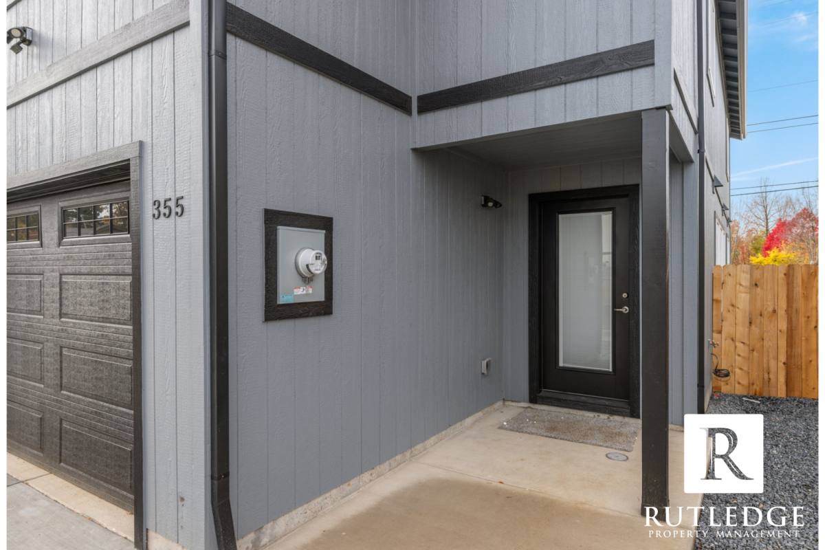 Townhouse for rent at 363 Lozier Lane, Medford, OR 97501