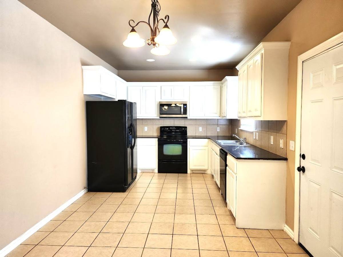 Apartment for rent at 13707 Oxford Dr, Edmond, OK 73013