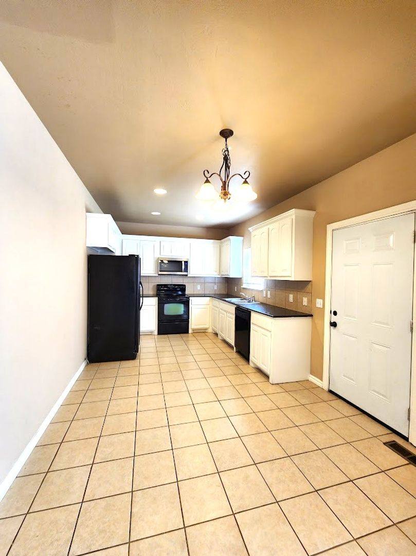 Apartment for rent at 13707 Oxford Dr, Edmond, OK 73013