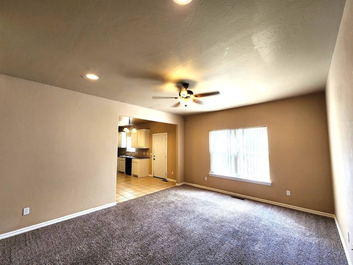 Apartment for rent at 13707 Oxford Dr, Edmond, OK 73013