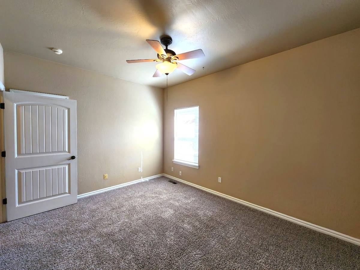 Apartment for rent at 13707 Oxford Dr, Edmond, OK 73013