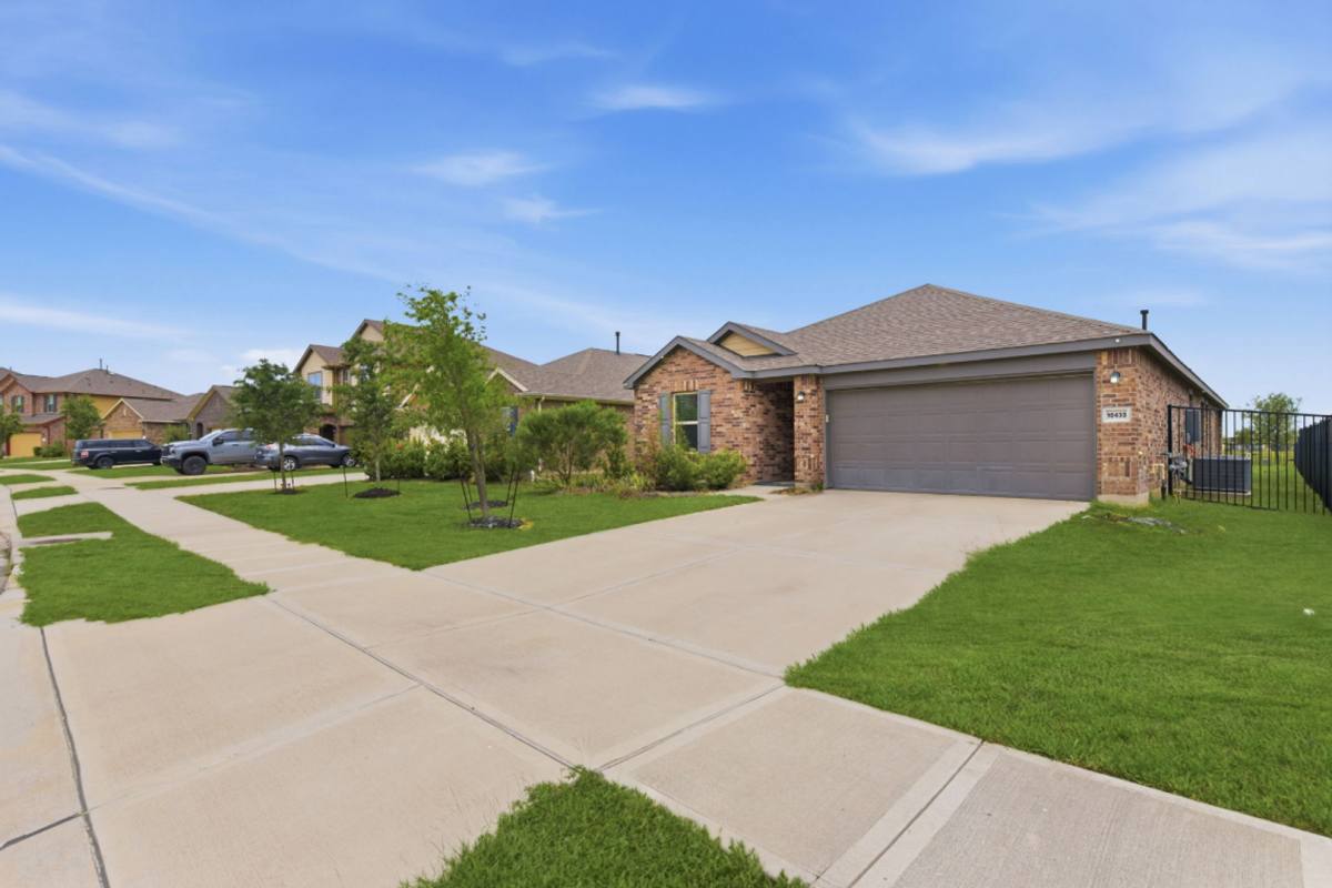 House for rent at 10433 Russell Pines Dr, Rosharon, TX 77583