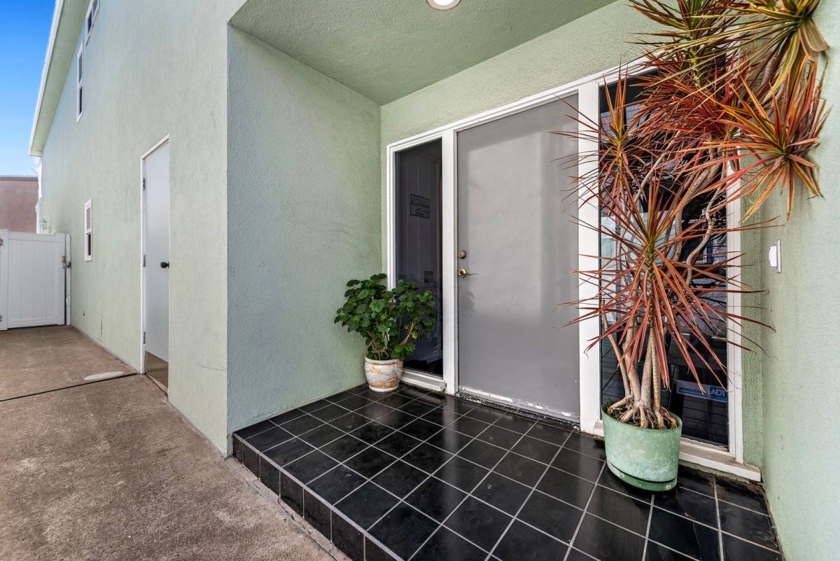 Apartment for rent at 1707 W Balboa Blvd, Newport Beach, CA 92663