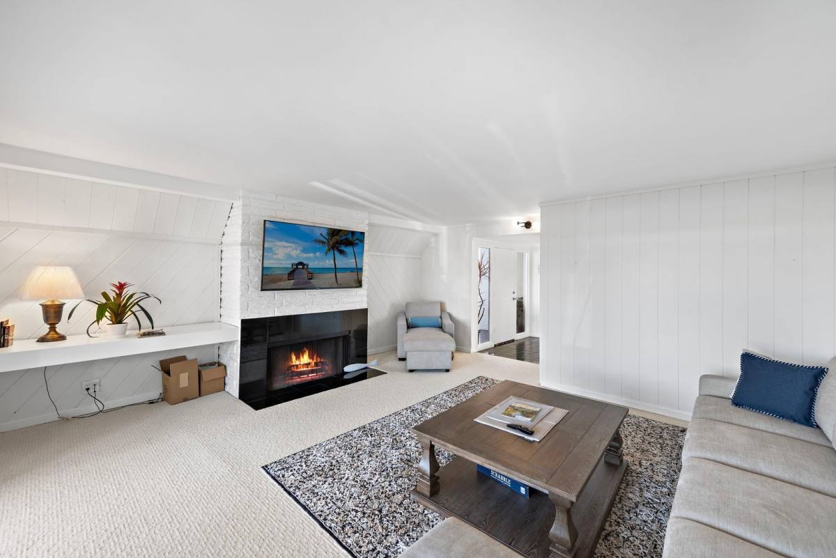 Apartment for rent at 1707 W Balboa Blvd, Newport Beach, CA 92663