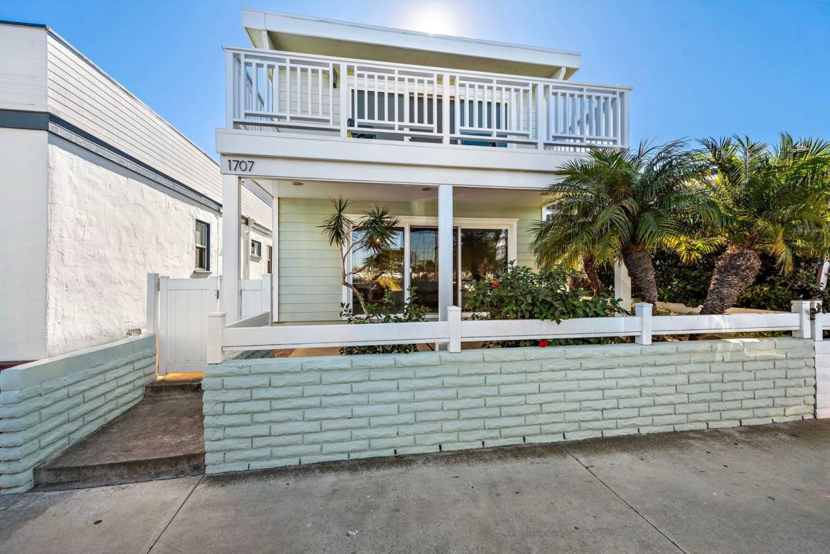 Apartment for rent at 1707 W Balboa Blvd, Newport Beach, CA 92663