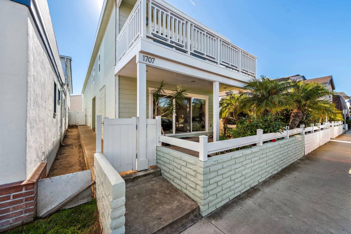 Apartment for rent at 1707 W Balboa Blvd, Newport Beach, CA 92663