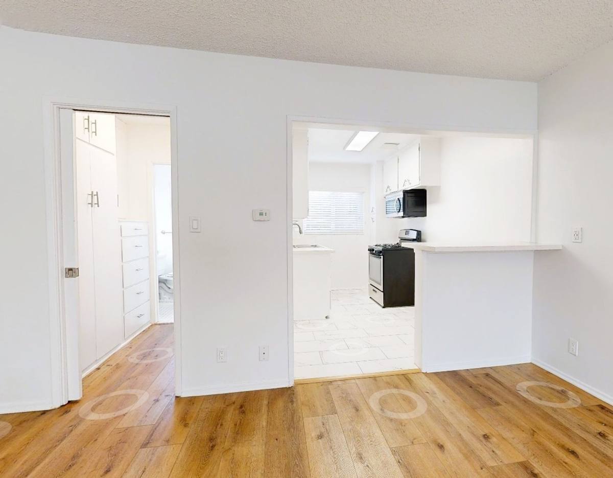 Apartment for rent at 351 S Manhattan Place, Los Angeles, CA 90020