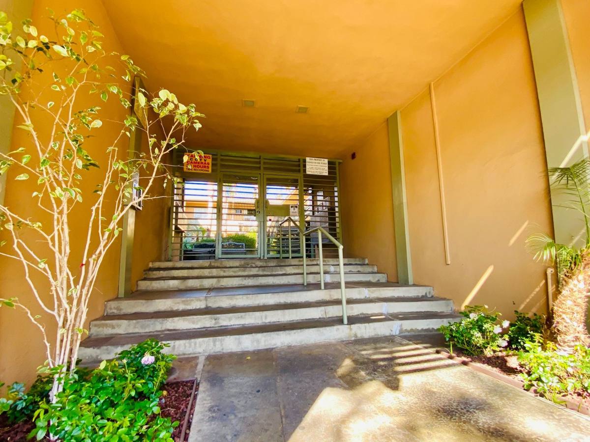Apartment for rent at 351 S Manhattan Place, Los Angeles, CA 90020