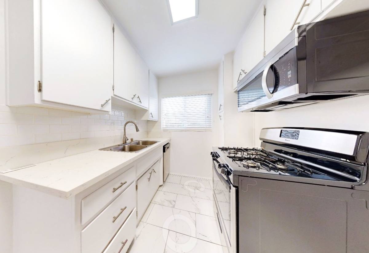 Apartment for rent at 351 S Manhattan Place, Los Angeles, CA 90020
